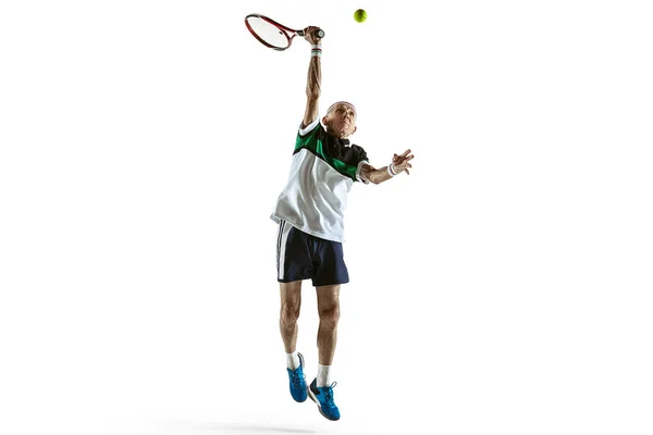 Homem sênior jogando tênis em sportwear isolado no fundo branco — Fotografia de Stock