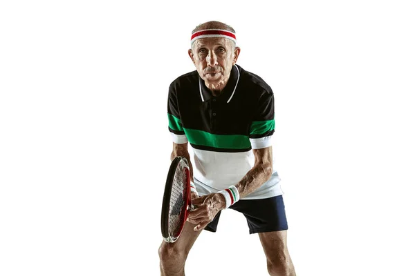 Homme âgé jouant au tennis en tenue de sport isolé sur fond blanc — Photo