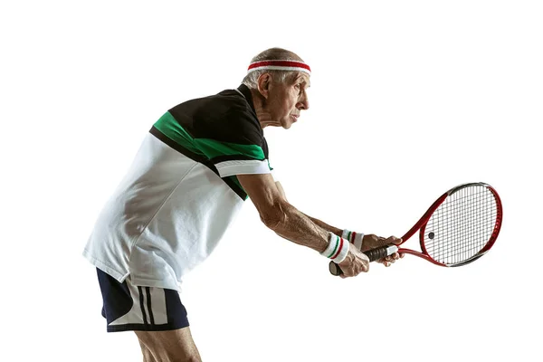 Homem sênior jogando tênis em sportwear isolado no fundo branco — Fotografia de Stock