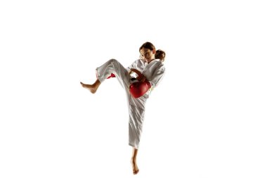 Kimono 'da kendinden emin bir öğrenci göğüs göğüse dövüş, dövüş sanatları eğitimi alıyor.