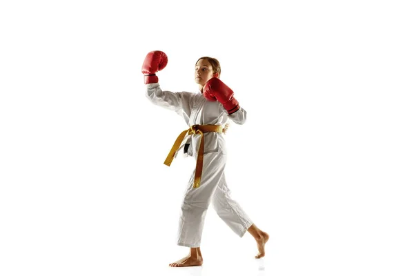 Fiducioso junior in kimono praticare combattimento corpo a corpo, arti marziali — Foto Stock