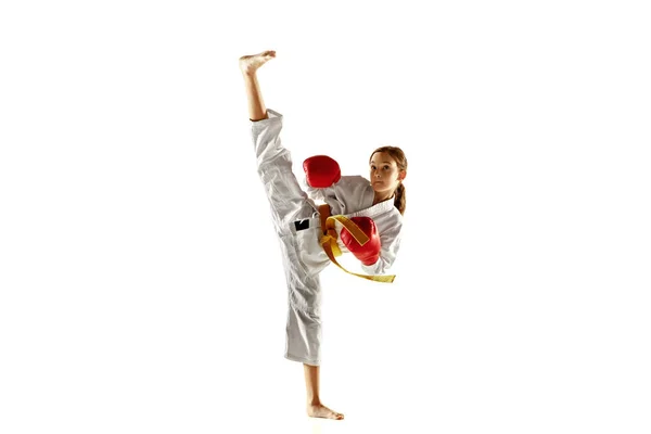 Pewny siebie juniorek w kimono praktykujący walki wręcz, sztuki walki — Zdjęcie stockowe