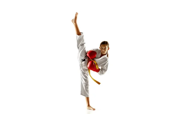 Confiado junior en kimono practicando combate cuerpo a cuerpo, artes marciales —  Fotos de Stock