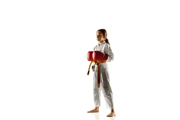 Självsäker junior i kimono tränar hand-till-hand strid, kampsport — Stockfoto