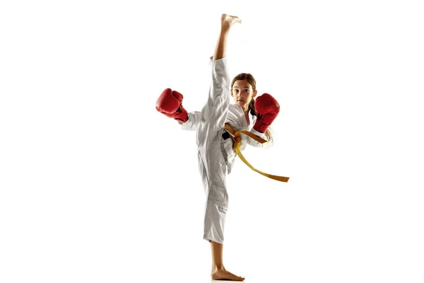 Confiado junior en kimono practicando combate cuerpo a cuerpo, artes marciales — Foto de Stock