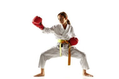 Kimono 'da kendinden emin bir öğrenci göğüs göğüse dövüş, dövüş sanatları eğitimi alıyor.