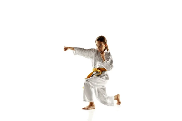 Confiante júnior em quimono praticando combate corpo a corpo, artes marciais — Fotografia de Stock
