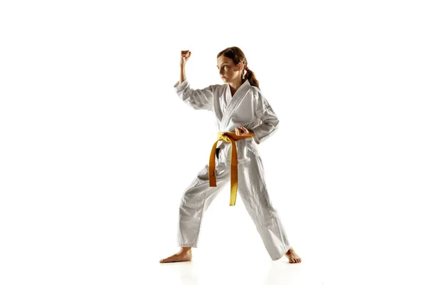 Självsäker junior i kimono tränar hand-till-hand strid, kampsport — Stockfoto