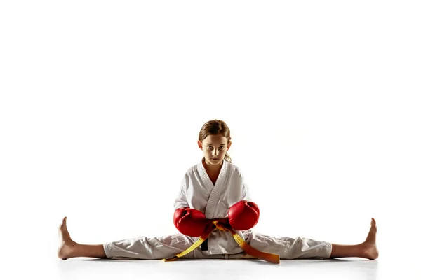 Sebevědomý junior v kimonu cvičí boj muže proti muži, bojová umění — Stock fotografie