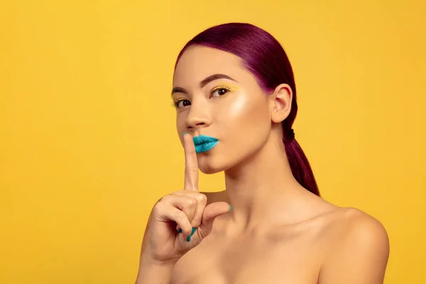 Retrato de bela jovem com maquiagem brilhante isolada no fundo do estúdio amarelo — Fotografia de Stock