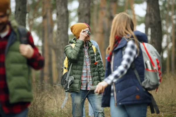 Grupa przyjaciół na kempingu lub wycieczce pieszej w jesienny dzień — Zdjęcie stockowe