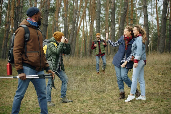 Vriendengroep op een kampeer- of wandeltocht in de herfstdag — Stockfoto