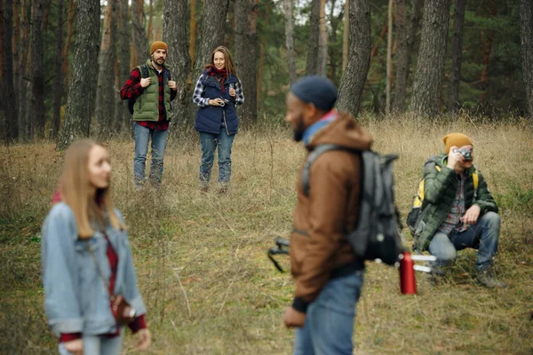 Grupa przyjaciół na kempingu lub wycieczce pieszej w jesienny dzień — Zdjęcie stockowe