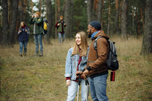 Gruppo di amici in campeggio o escursione in giornata d'autunno — Foto Stock