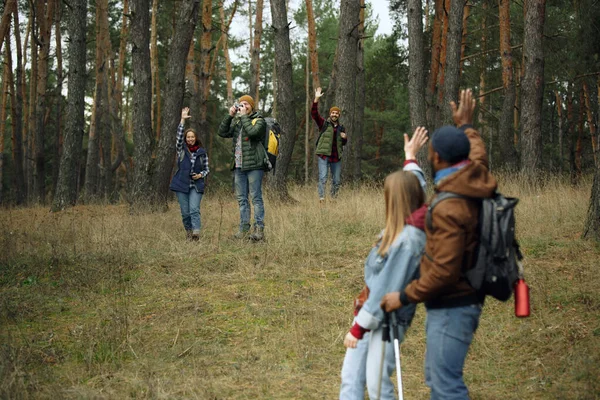 Grupo de amigos en un campamento o excursión en el día de otoño — Foto de Stock