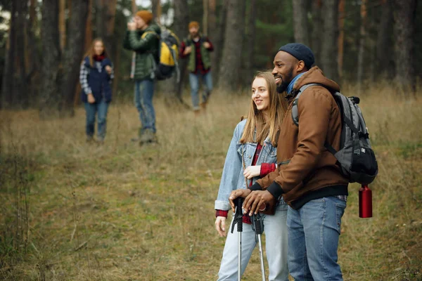 Grupo de amigos en un campamento o excursión en el día de otoño — Foto de Stock