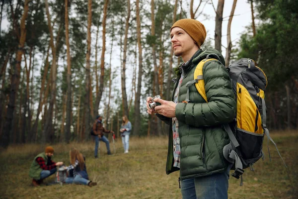 Vriendengroep op een kampeer- of wandeltocht in de herfstdag — Stockfoto