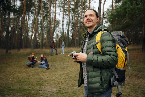 Vriendengroep op een kampeer- of wandeltocht in de herfstdag — Stockfoto