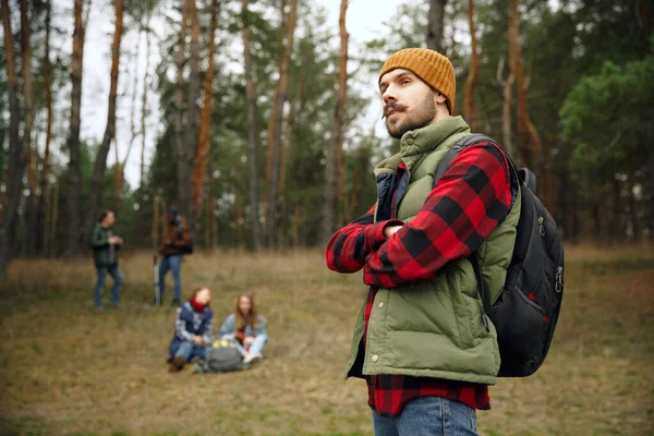 Grupo de amigos en un campamento o excursión en el día de otoño — Foto de Stock
