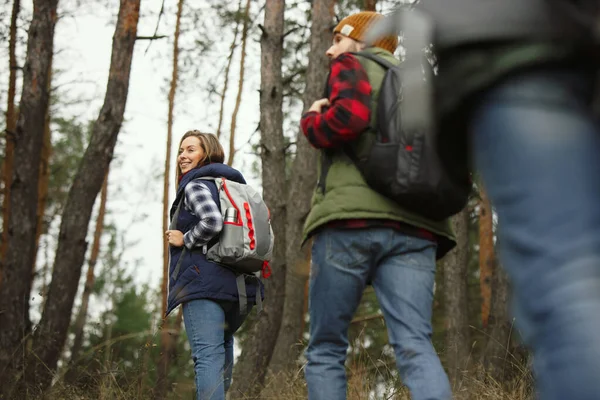 Grupa przyjaciół na kempingu lub wycieczce pieszej w jesienny dzień — Zdjęcie stockowe