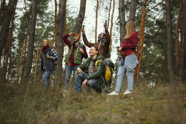 Group of friends on a camping or hiking trip in autumn day — Stock Photo, Image