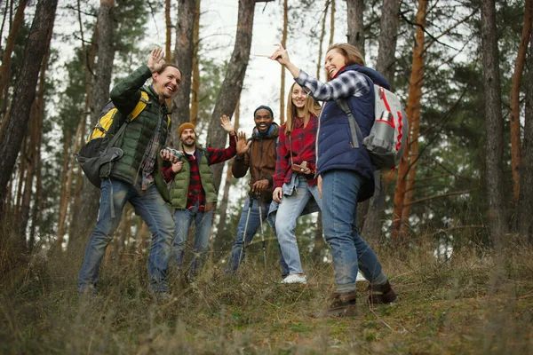 Grupa przyjaciół na kempingu lub wycieczce pieszej w jesienny dzień — Zdjęcie stockowe