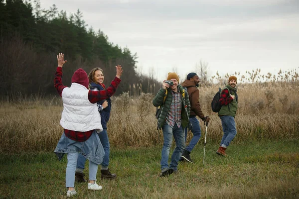 Grupo de amigos en un campamento o excursión en el día de otoño — Foto de Stock