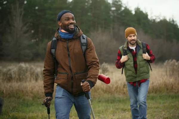 Groupe d'amis en camping ou randonnée en journée d'automne — Photo