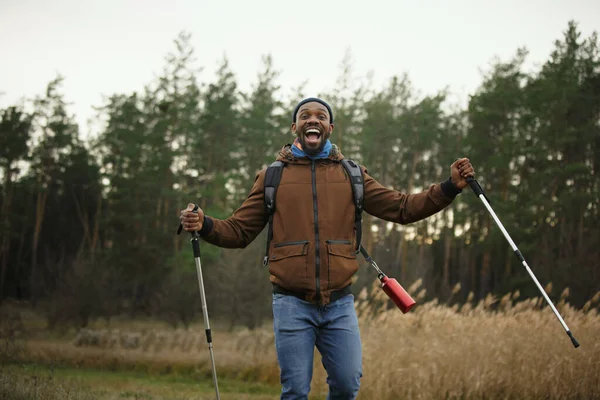 Jovem em uma viagem de acampamento ou caminhadas no dia de outono — Fotografia de Stock