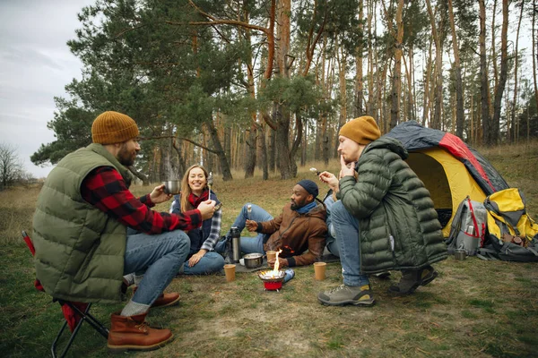 Grupo de amigos en un campamento o excursión en el día de otoño —  Fotos de Stock
