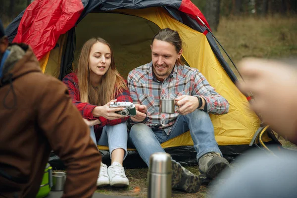 Group of friends on a camping or hiking trip in autumn day — Stock Photo, Image