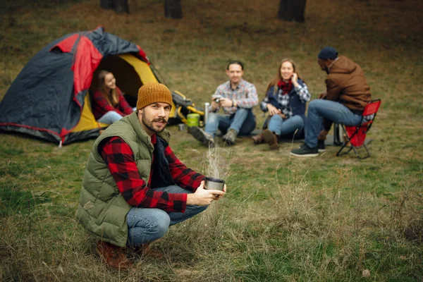 Vriendengroep op een kampeer- of wandeltocht in de herfstdag — Stockfoto