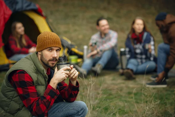 Group of friends on a camping or hiking trip in autumn day — Stock Photo, Image