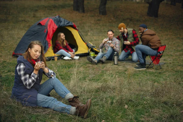 Grupo de amigos em uma viagem de acampamento ou caminhadas no dia de outono — Fotografia de Stock