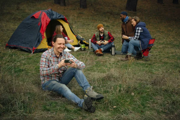 Group of friends on a camping or hiking trip in autumn day — Stock Photo, Image