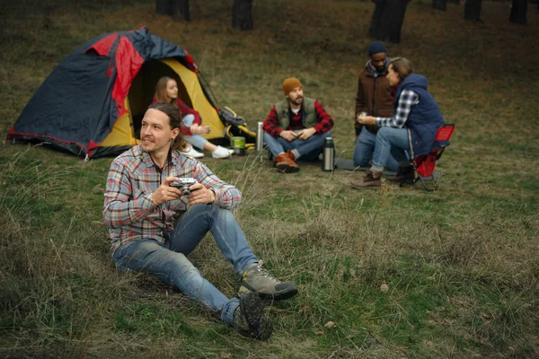Grupo de amigos em uma viagem de acampamento ou caminhadas no dia de outono — Fotografia de Stock