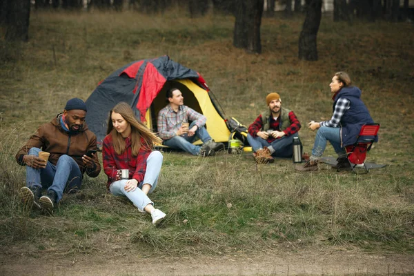 Vriendengroep op een kampeer- of wandeltocht in de herfstdag — Stockfoto