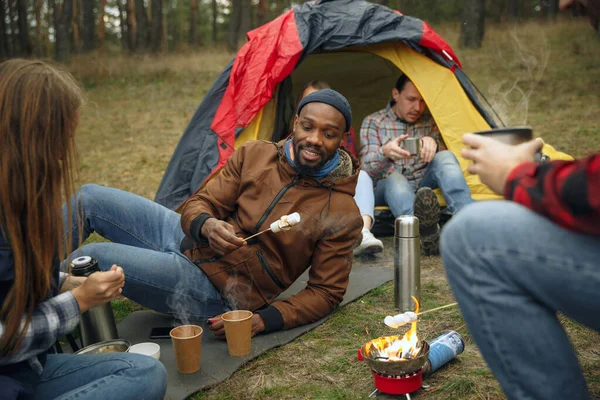 Baráti társaság kempingezni vagy kirándulni ősszel — Stock Fotó