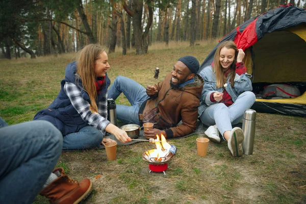 Grupo de amigos em uma viagem de acampamento ou caminhadas no dia de outono — Fotografia de Stock