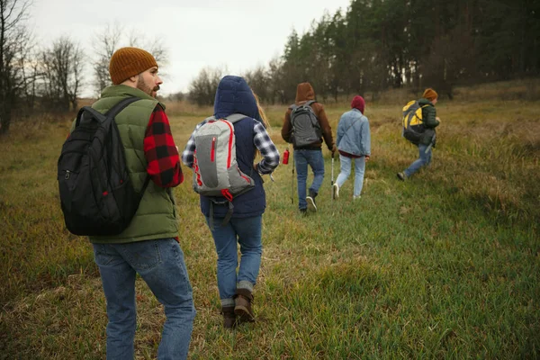 Grupo de amigos em uma viagem de acampamento ou caminhadas no dia de outono — Fotografia de Stock