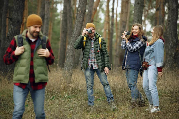 Grupa przyjaciół na kempingu lub wycieczce pieszej w jesienny dzień — Zdjęcie stockowe