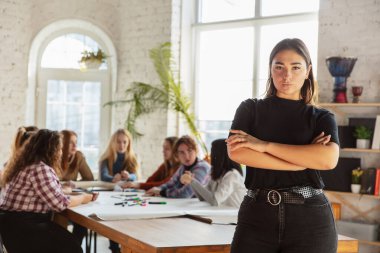 Ofiste kadın hakları ve eşitliği tartışan gençler