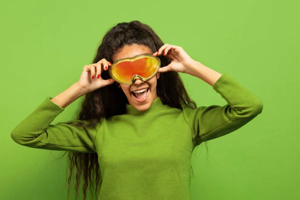 Retrato de mulheres jovens afro-americanas em máscara de esqui em fundo verde — Fotografia de Stock