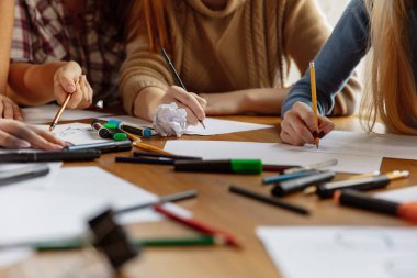 Ofiste kadın hakları ve eşitliği tartışan gençler