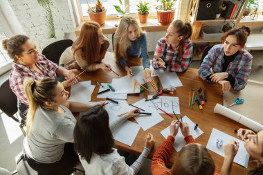 Ofiste kadın hakları ve eşitliği tartışan gençler