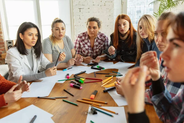 Jóvenes discutiendo sobre derechos de la mujer e igualdad en la oficina — Foto de Stock