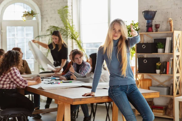 Les jeunes discutent des droits des femmes et de l'égalité au bureau — Photo