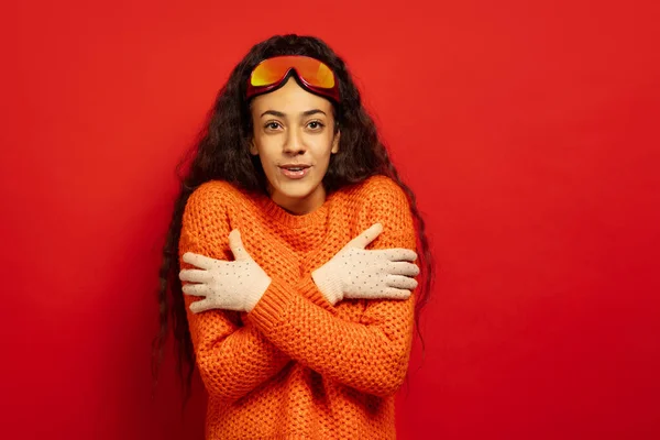 Africano-americano jovens mulheres retrato em máscara de esqui no fundo vermelho — Fotografia de Stock