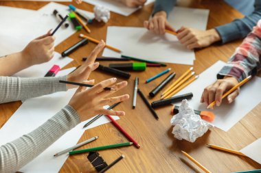 Ofiste kadın hakları ve eşitliği tartışan gençler