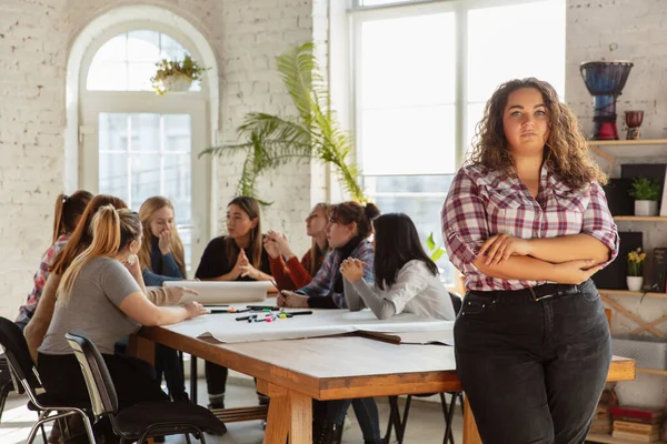 Les jeunes discutent des droits des femmes et de l'égalité au bureau — Photo